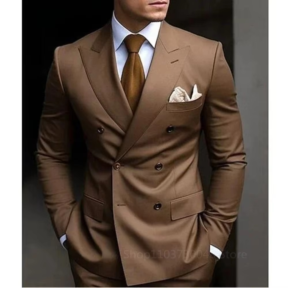 Men'S Formal Wear For Graduation - 2ピースの茶色のスーツ。普段使いや卒業パーティー、結婚式に最適なカジュアルなデザイン。ピークドラペルとダブルブレストが特徴。
